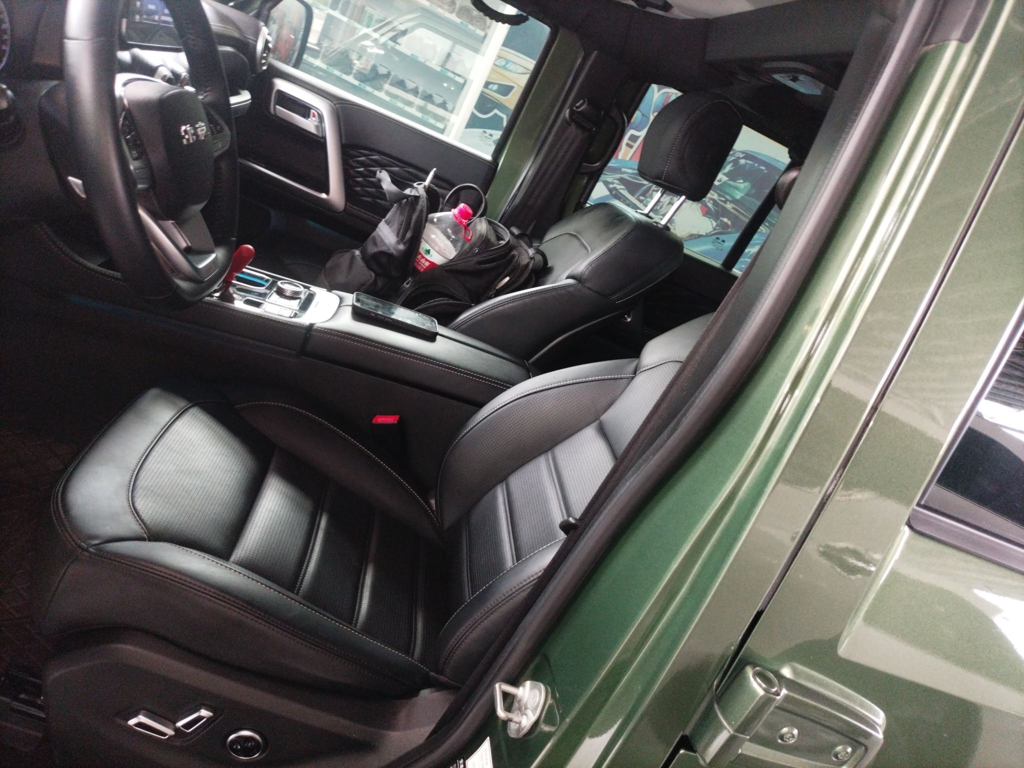 المقاعد الأمامية داخل السيارة