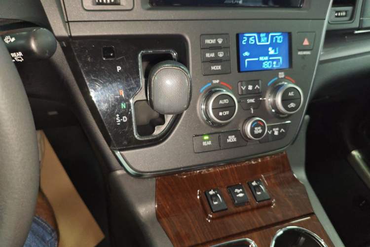 Used Toyota Sienna 2017 3.5L Four-Wheel Drive LE Trim 7 Seats – U.S. Specification
