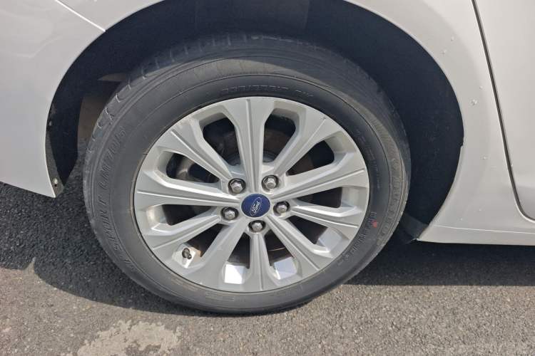 Used Ford Escort 2015 1.5L Automatic Fashion Model Right Rear Wheel Hub