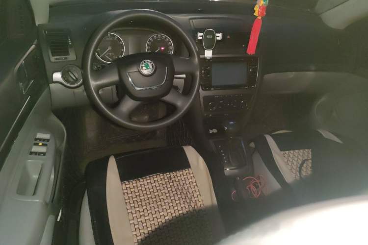 Used Skoda Octavia 2013 1.6L Automatic Yijun Edition Center Console