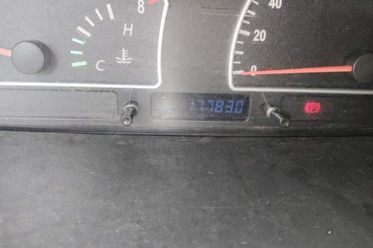 Used Dongfeng Shuaike 2011 1.5L Manual Standard Model 7 Seats China IV Standard Odometer Close Up