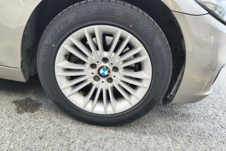 Used BMW 5 Series 2013 525Li Leading Model
