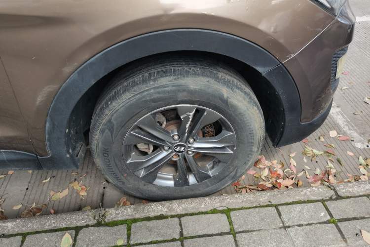 Used Hyundai Santa Fe 2013 2.4L Automatic Two-Wheel Drive Smart Version