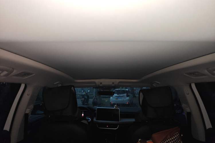 Used Volkswagen Tayron 2024 300TSI Two-Wheel-Drive Luxury Plus Advanced Version Headliner