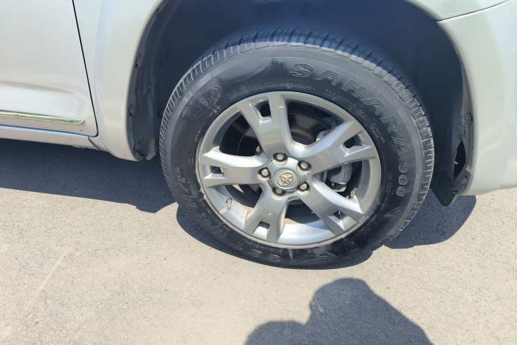 Used Toyota RAV4 2012 Luxurious 2.4L Automatic 4x4 with Stylish Features