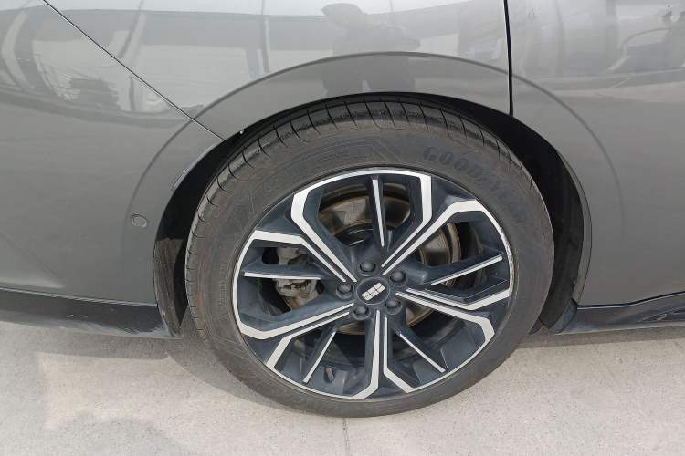 Used Geely Galaxy E8 2025 700 km Long-Range Intelligent Driving Version Right Rear Wheel Hub