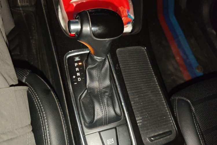 Used Kia K4 2014 1.8L Automatic DLX Gear Lever