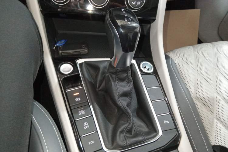 Used Volkswagen Sagitar 2023 300TSI DSG Excellence Edition Gear Lever