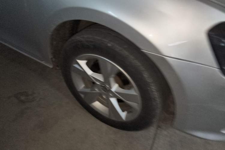 Used Volkswagen Bora 2014 1.6L Automatic Comfort Model Right Front Wheel Hub