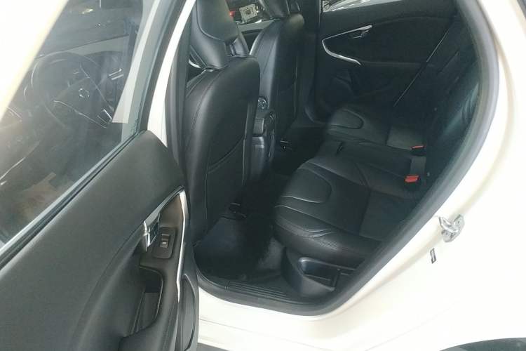 Used Volvo V40 2018 T3 Zhiyi Edition
