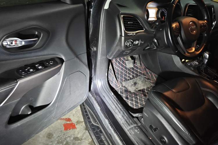 Used Jeep Cherokee 2019 2.0T Four-Wheel Drive Explorer Edition China VI Emission Standard Driver Seat