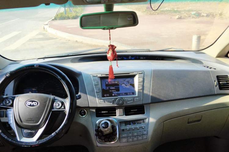 Used BYD M6 2013 2.4L Manual Luxury Model