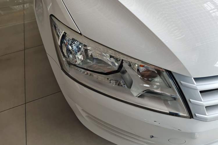 Used Volkswagen Santana 2015 1.6L Automatic Fashion Edition Right Front Headlight