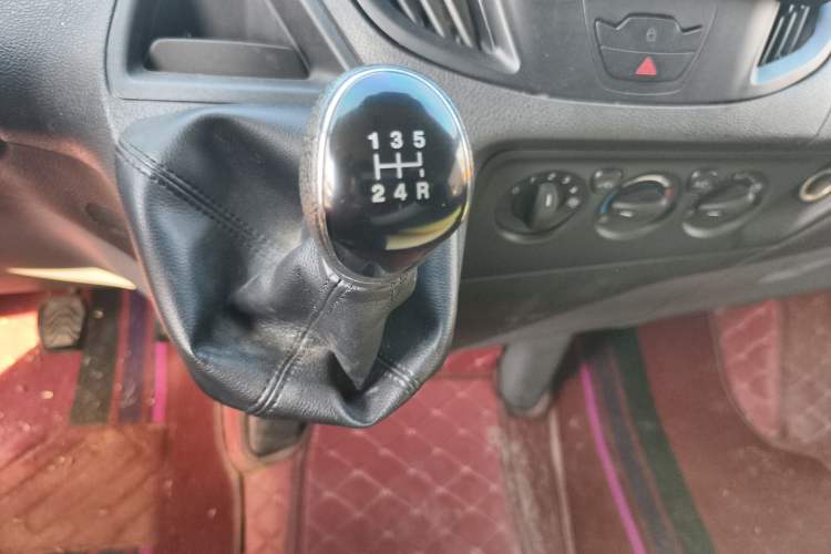 Used Ford Transit 2017 2.0T Diesel Multi-Purpose Commercial Vehicle Mid-Drive Mid-Roof China IV Standard Gear Lever