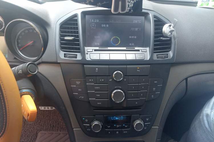 Used Buick Regal 2013 1.6T Automatic Elite Sport Edition Audio And AC Panel