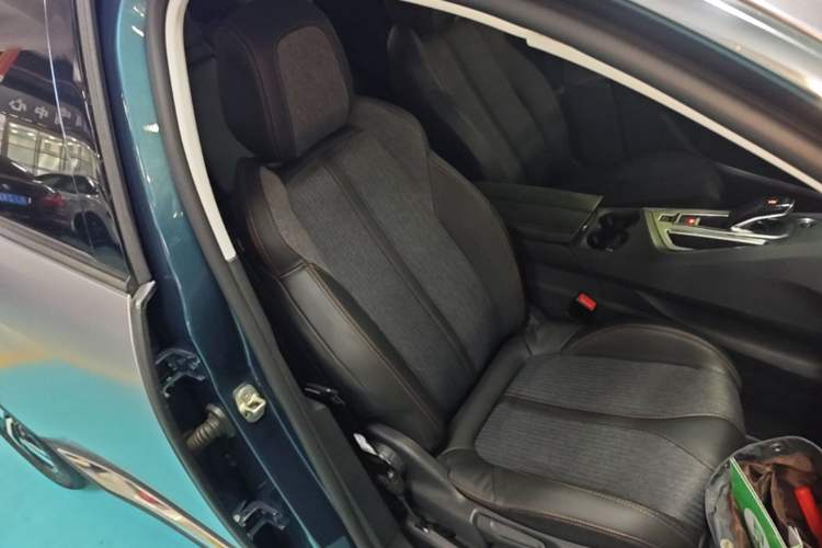 Used Peugeot 5008 2017 380THP 7-Seater Elite Edition Right Front Seat