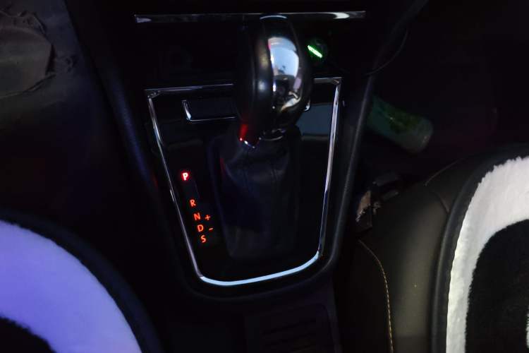 Used Volkswagen Bora 2018 1.5L Automatic Comfort Model Gear Lever