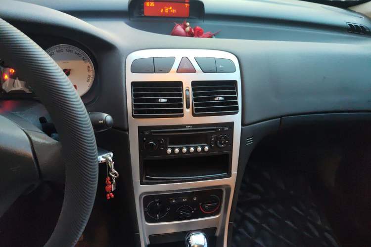Used Peugeot 307 2010 Hatchback 1.6L Automatic Comfort Edition Audio And AC Panel