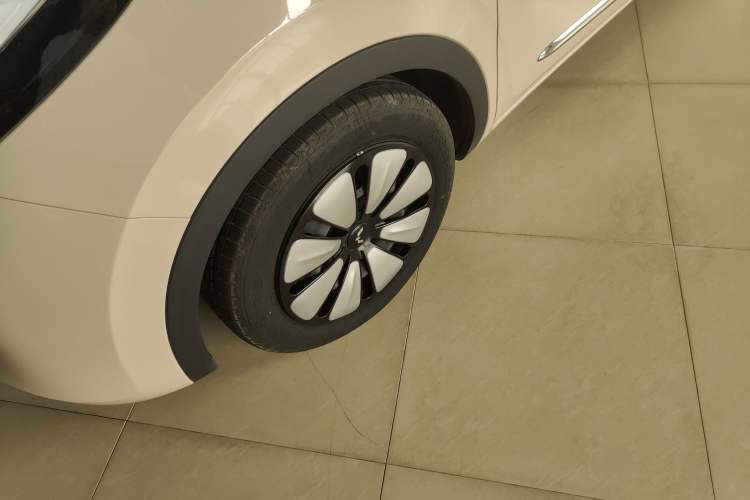 Used Wuling Bingo 2025 333 km Lingxi Deluxe Edition Left Front Wheel Hub