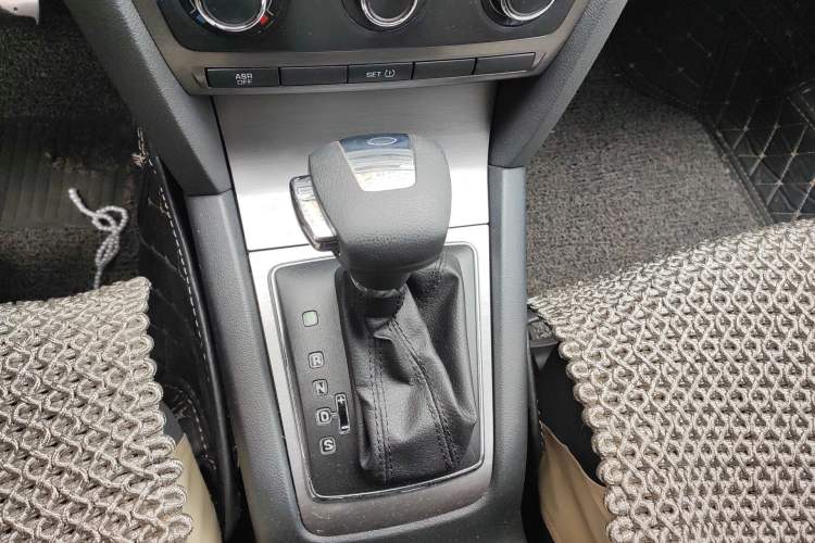 Used Skoda Octavia 2013 1.6L Automatic Yijie Edition Gear Lever
