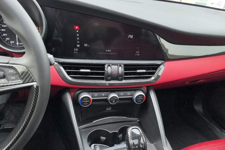 Used Alfa Romeo Giulia 2017 2.0T 200HP Luxury Edition
