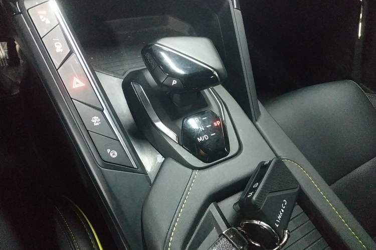 Used Lynk & Co 06 2023 Remix 1.5T Dynamic Halo Gear Lever