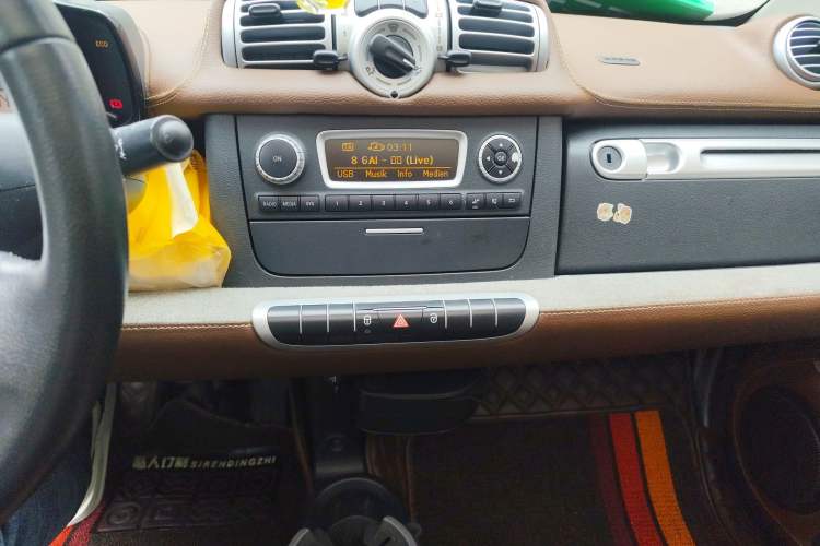 Used smart fortwo 2014 1.0 MHD Hardtop BoConcept Special Edition Audio And AC Panel