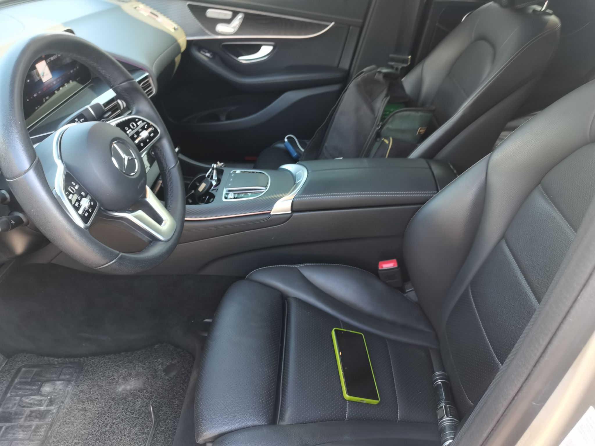 Переднее сиденье в автомобиле