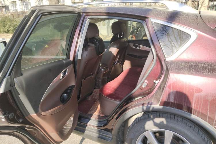 Used Infiniti QX50 2013 2.5L Two-Wheel-Drive Elegant Edition
