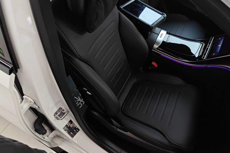 Used Mercedes-Benz C-Class 2024 Facelifted C-Class 260 L Night Edition Sports Version Right Front Seat