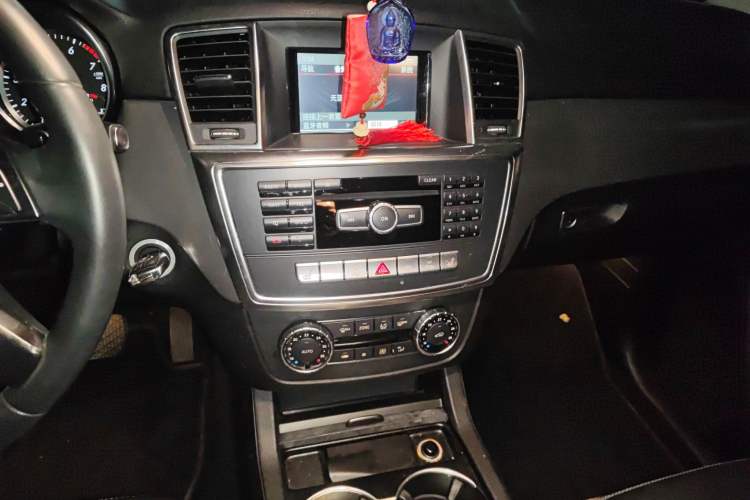 Used Mercedes-Benz M-Class 2014 ML 320 4MATIC Audio And AC Panel