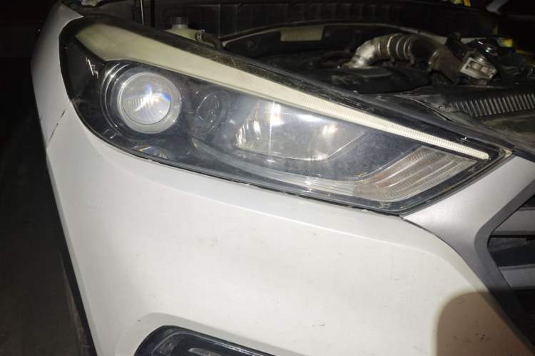 Used Hyundai Tucson 2015 1.6T Dual-Clutch Two-Wheel-Drive Smart Model Right Front Headlight