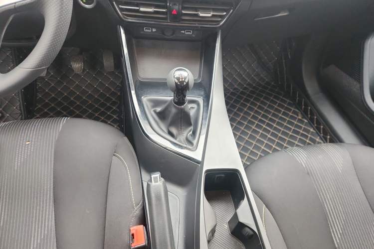 Used Roewe i5 2021 1.5L Manual Platinum Edition Gear Lever