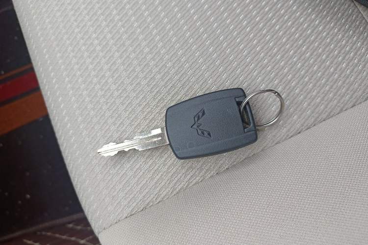 Used Wuling Hongguang V 2022 1.5L Jingqu Edition Enclosed-Window Vehicle with Hydraulic Power Steering LAR