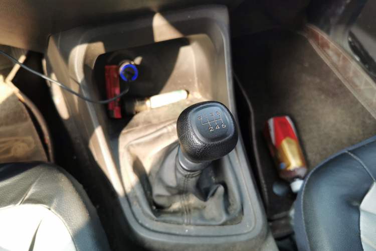 Used Wuling Hongguang V 2022 1.5L Jingqu Edition Enclosed-Window Vehicle with Electric Power Steering LAR Gear Lever