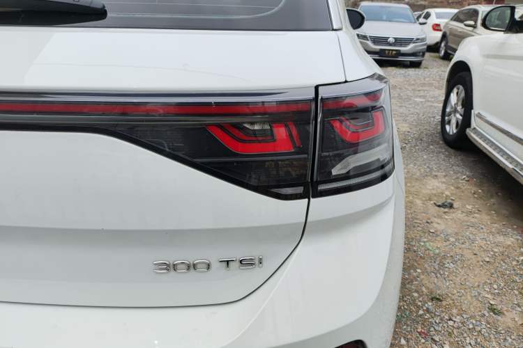 Used Volkswagen T-ROC 2024 300TSI DSG Two-Wheel-Drive Chen Guang Edition Right Rear Taillight