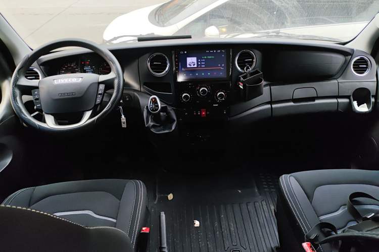 Used Iveco Eurocargo 2021 3.0T Automatic Chao Rui Short Wheelbase Low-Roof Side-Sliding Door F1C
