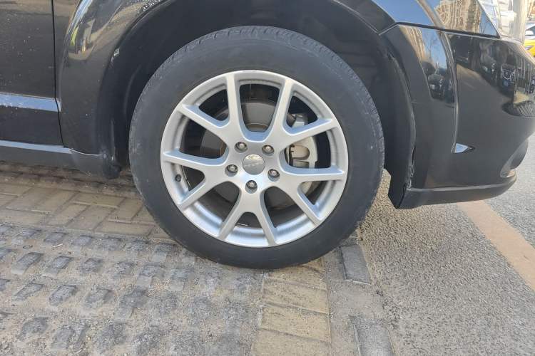 Used Dodge Journey 2013 2.4L Two-Wheel Drive Luxury Version Right Front Wheel Hub