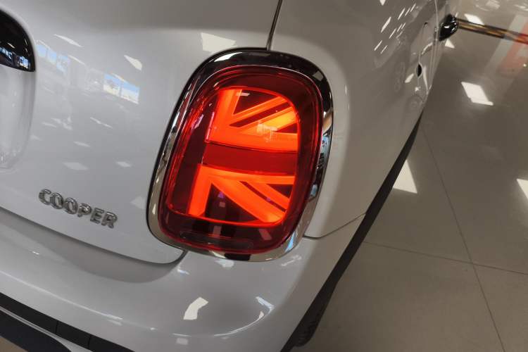 Used MINI 2023 Updated 1.5T COOPER Artist Five-Door Edition Exterior 3