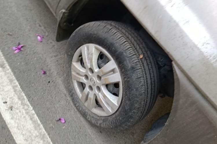 Used FORTHING Lingzhi 2014 V3 1.5L 7-Seater Comfort Model Right Front Wheel Hub