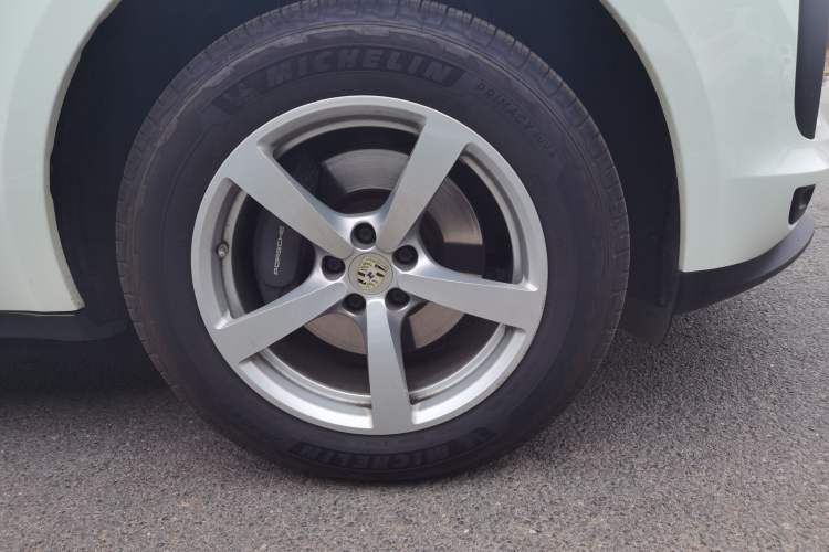 Used Porsche Macan 2021 Macan 2.0T Right Front Wheel Hub