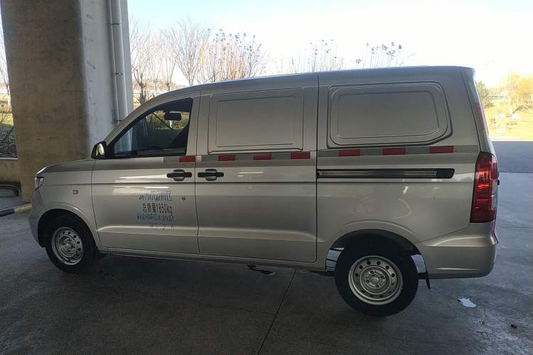 Used Wuling Hongguang V 2022 1.5L Jingqu Edition Enclosed-Window Vehicle with Hydraulic Power Steering LAR
