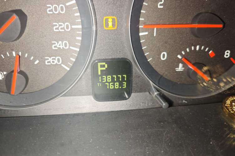 Used Volvo S40 2010 2.0L Automatic ZhiShang Edition Odometer Close Up