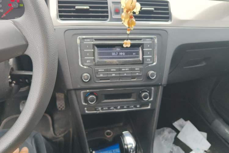 Used Volkswagen Santana 2013 1.6L Automatic Comfort Edition Audio And AC Panel