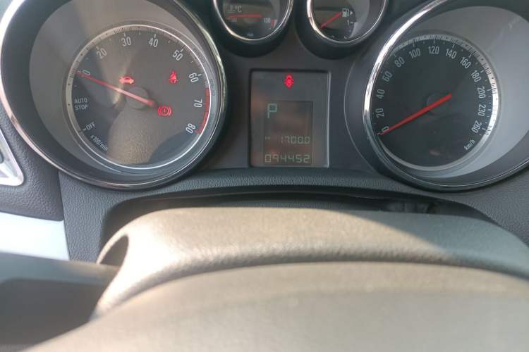 Used Buick Encore 2015 1.4T Automatic Two-Wheel Drive Urban Elite Version Odometer Close Up