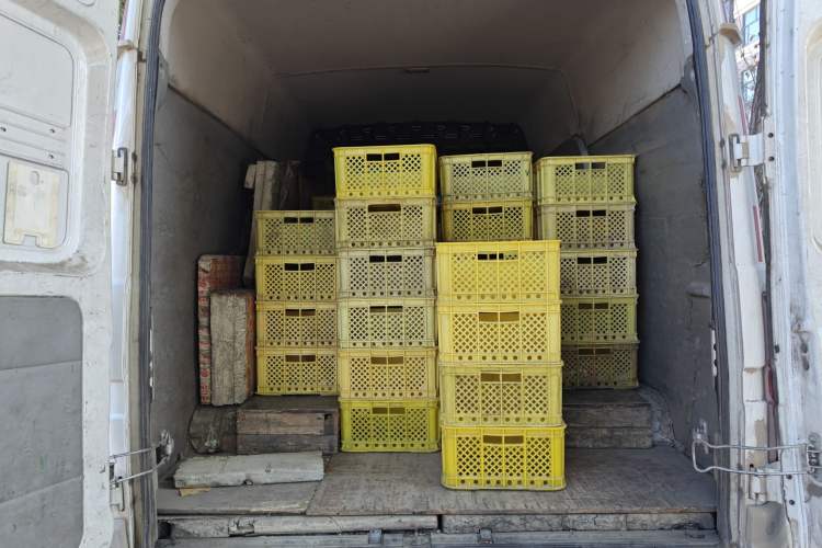 Used Iveco Daily 2020 2.8T V35 Box Truck with Dual Tires Mid-Roof Design 3 Seats Emission Standard China V