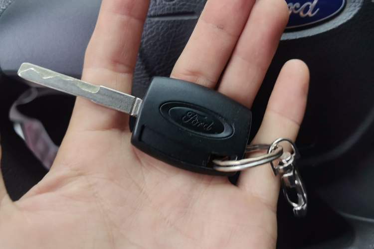 Used Ford Transit 2017 2.0T Diesel Multi-Purpose Commercial Vehicle Mid-Drive Mid-Roof China IV Standard