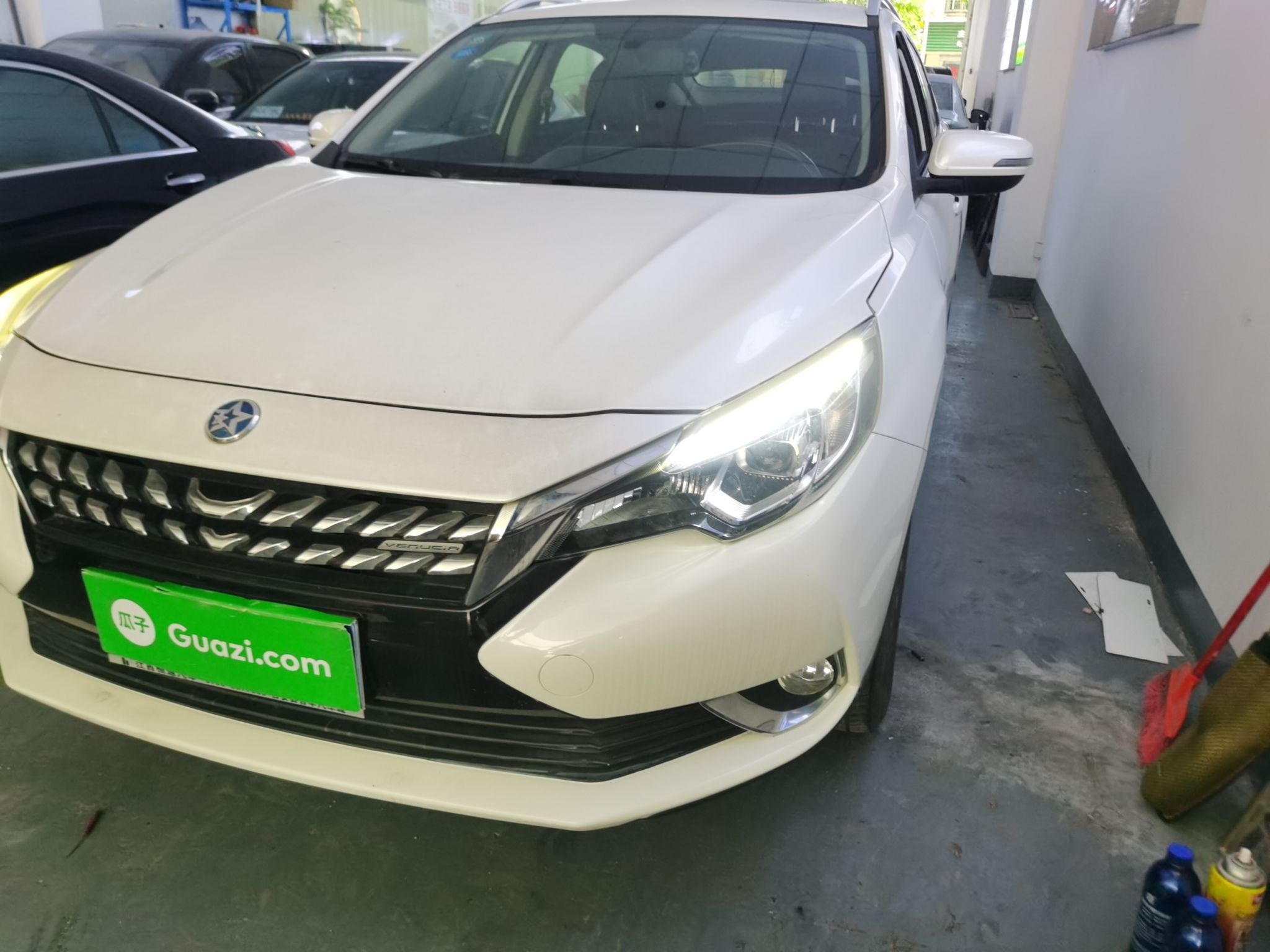 Под передней частью автомобиля