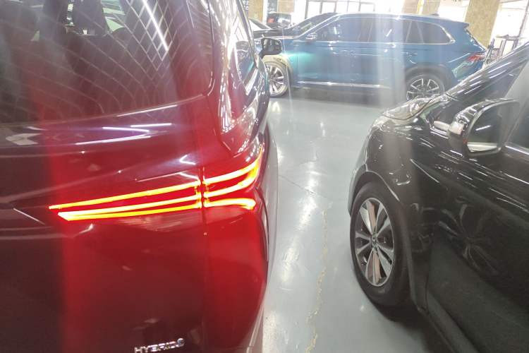 Used Toyota Granvia 2023 2.5L Hybrid Flagship VIP Edition