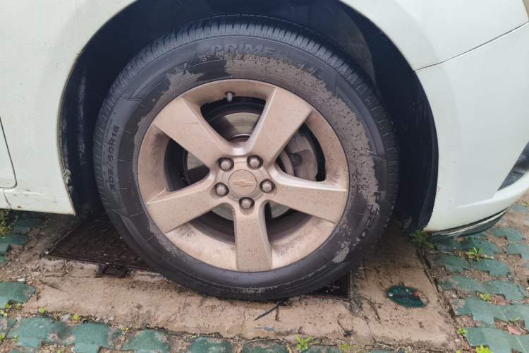 Used Chevrolet Cruze 2013 1.6L SL Sunroof Edition MT Right Front Wheel Hub